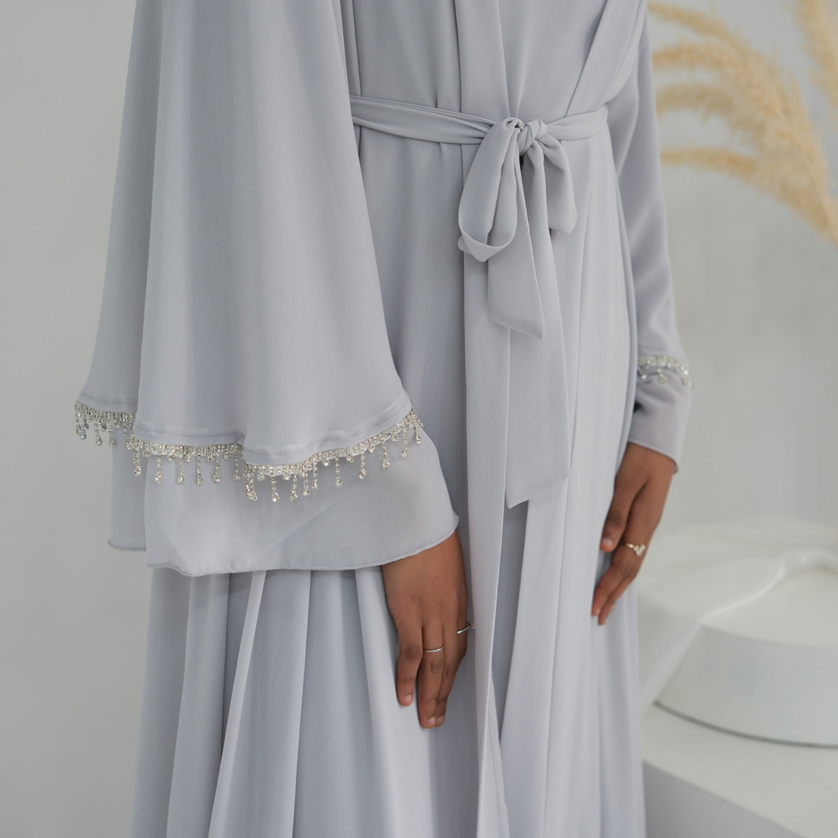 ZAHRA – Abayaset med pärldetaljer