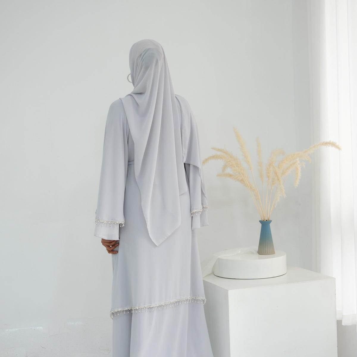 ZAHRA – Abayaset med pärldetaljer